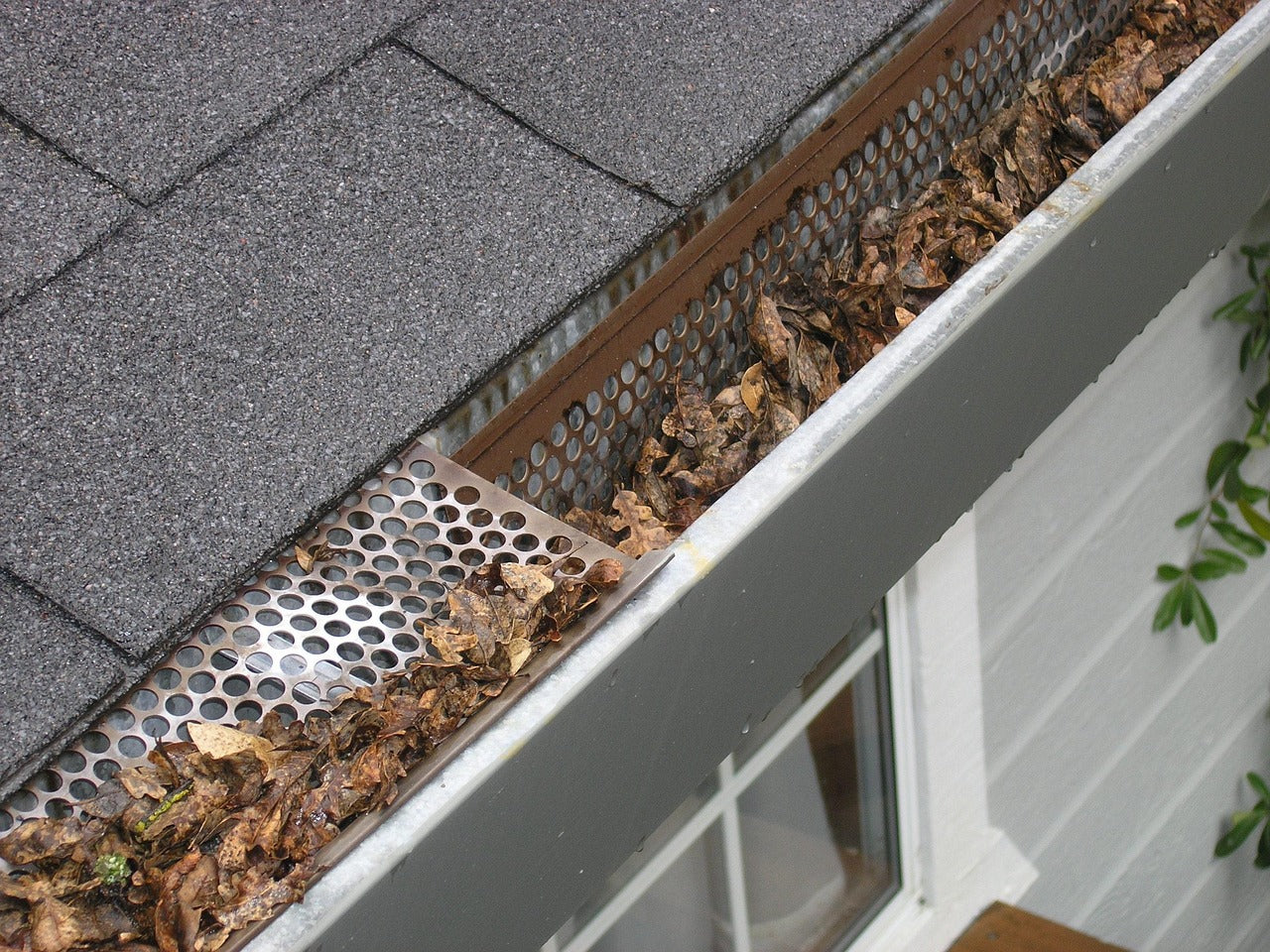 Cleaning  Gutters With Gutter Cleaner