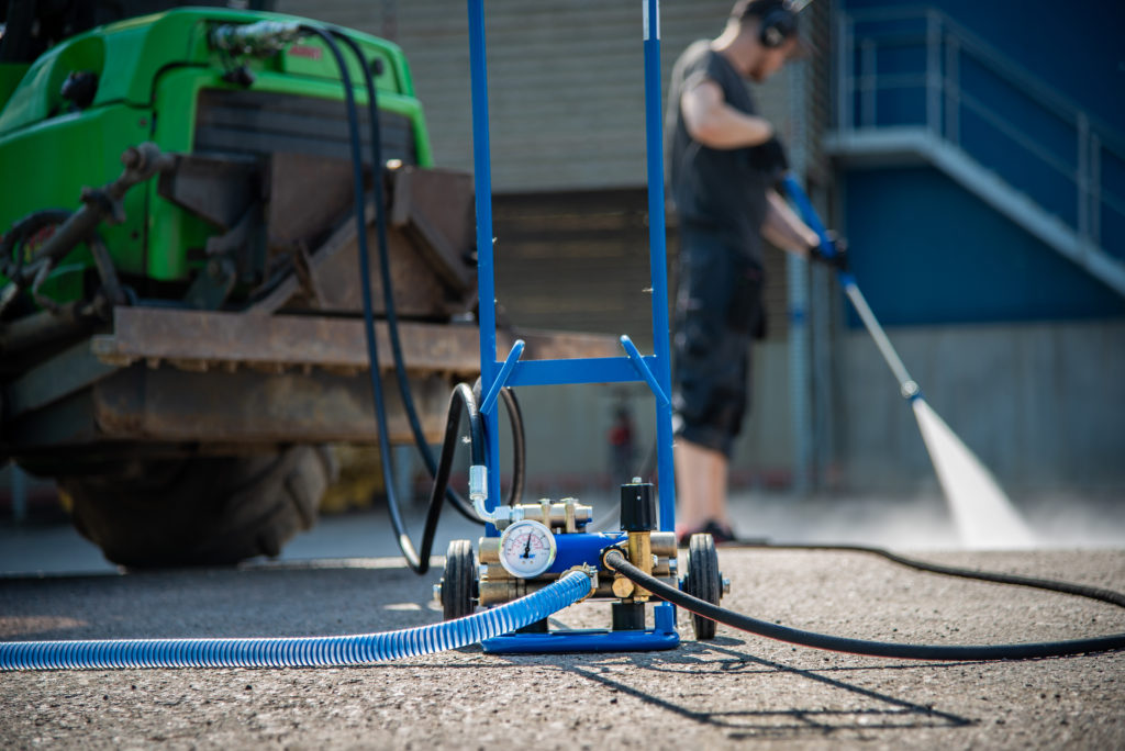 How do hydraulic pressure washers work?